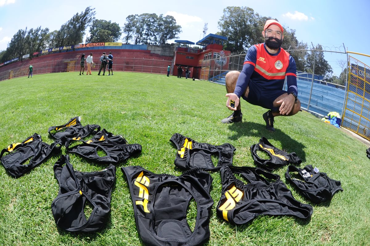 César Ramírez, científico del deporte, realiza las pruebas con el GPS en Municipal. (Foto Prensa Libre: Francisco Sánchez)