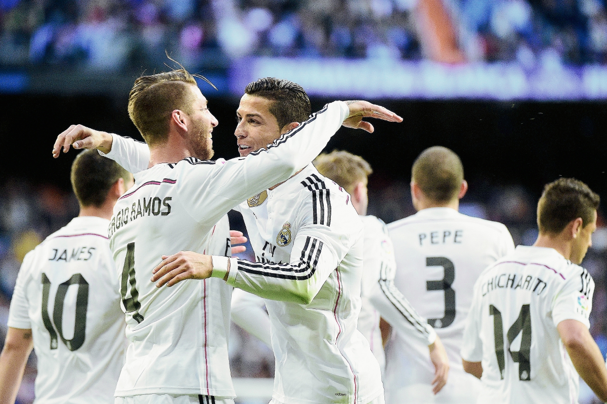 Real Madrid sufrió al igual que el Barcelona para mantener su lucha en la cima. (Foto Prensa Libre:AFP)