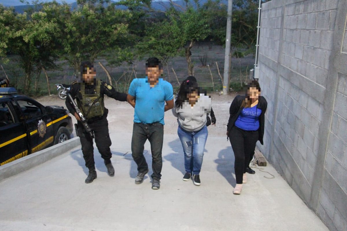 Dos mujeres y un hombre fueron detenidos en la zona 2 de Zacapa, luego de un allanamiento en el que se incautó droga y armas. (Foto Prensa Libre: PNC)