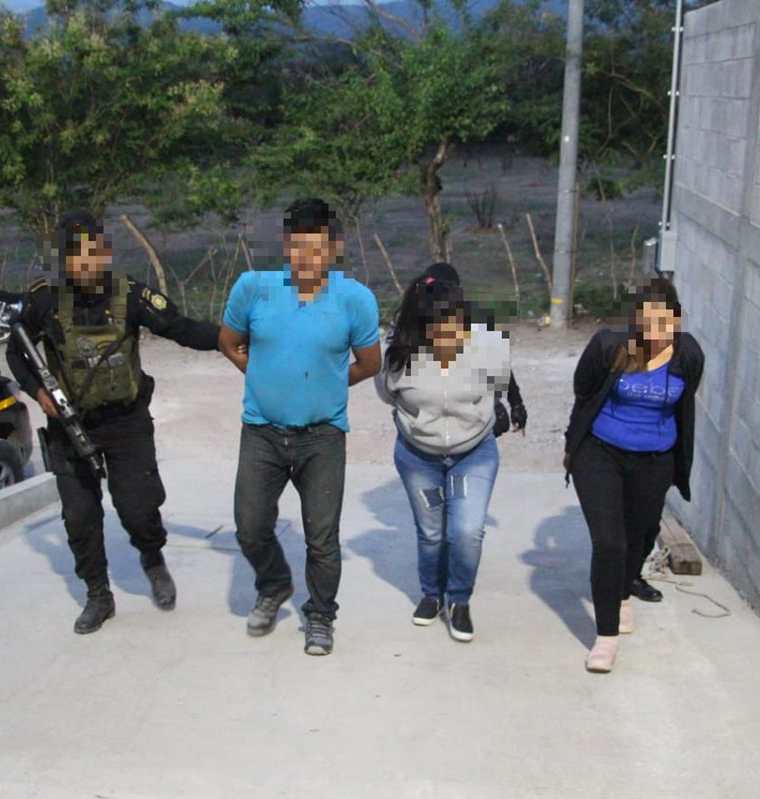 Dos mujeres y un hombre fueron detenidos en la zona 2 de Zacapa, luego de un allanamiento en el que se incautó droga y armas. (Foto Prensa Libre: PNC)
