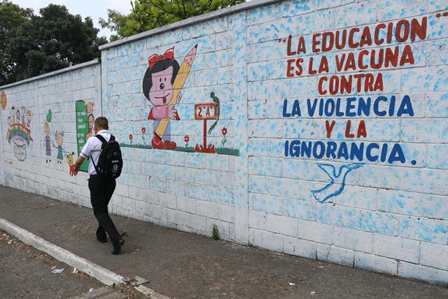 Estudiantes de la Escuela Oficial para Niñas 15 de Septiembre, zona 1 de Escuintla, pintaron murales. (Foto Prensa Libre: Enrique Paredes)