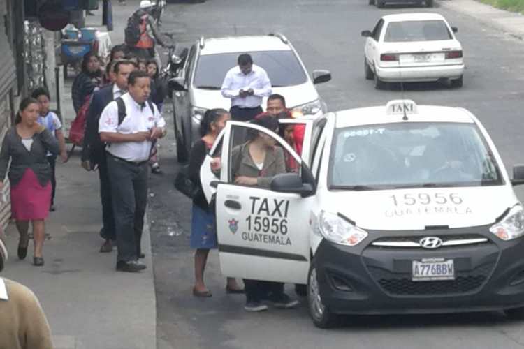 Varios taxis prestaron el servicio colectivo cobrando Q 10 por persona sólo hasta el Trébol.