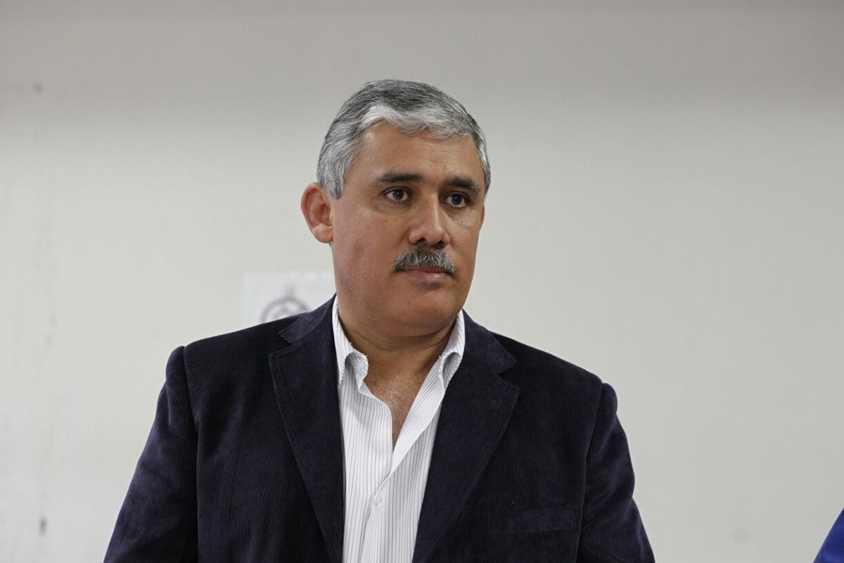 Claudio Vinicio Solís Cortés, espera la audiencia en el Juzgado de Villa Nueva. (Foto Prensa Libre: Paulo Raquec)