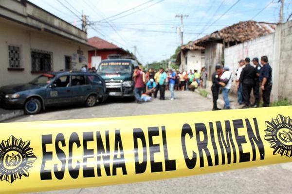 Escena del crimen contra el piloto César David Monzón, cuyos compañeros señalan que fue ultimado por extorsionistas. (Foto Prensa Libre: Rolando Miranda)