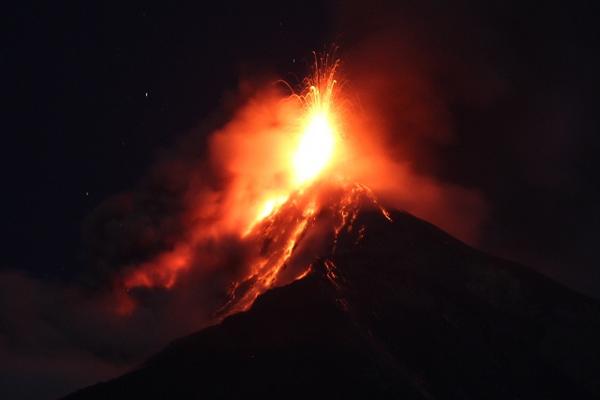 Vista de la erupción desde Sacatepéquez. (Foto Prensa Libre: Miguel López)<br _mce_bogus="1"/>