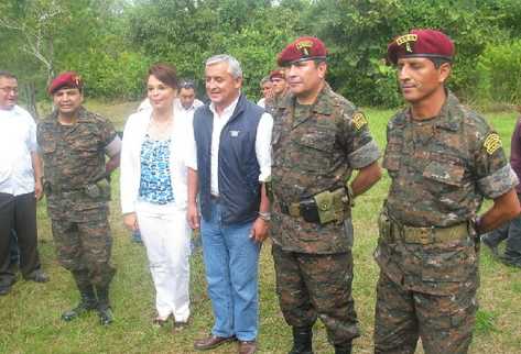 Roxana Baldetti y Otto Pérez Molina, junto a los nuevos generales Hellmuth Casados, Ulises Noé Gómez y Manuel López, luego del acto de ascenso.