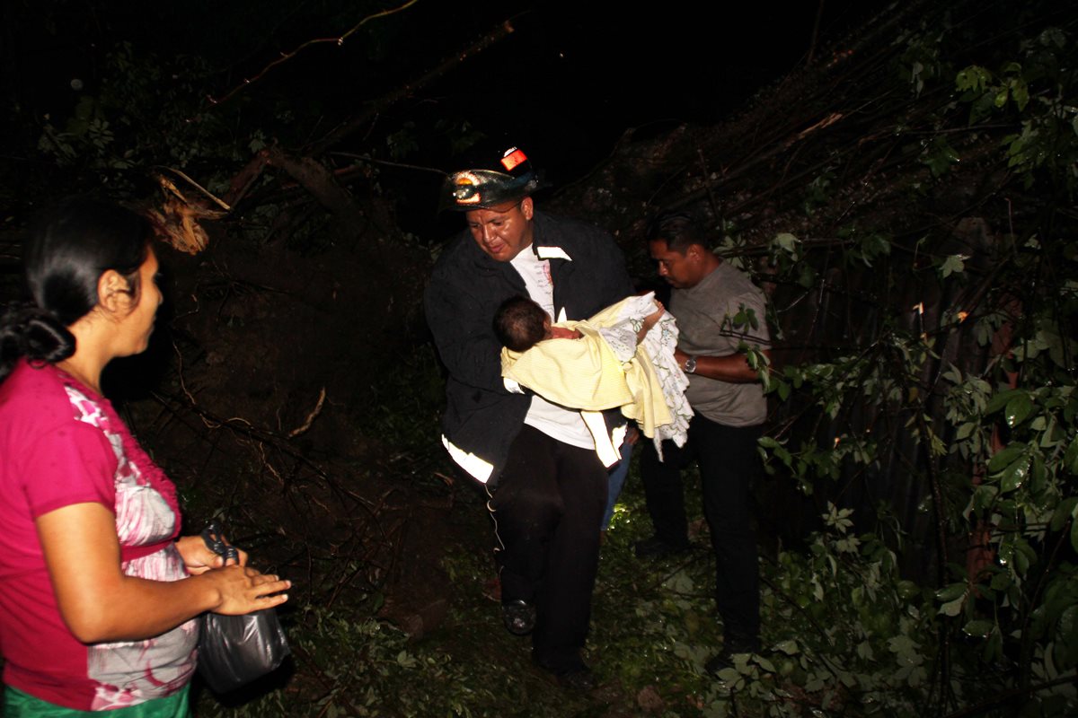 Socorristas efectúan evacuación de familias en Gualán, Zacapa. (Foto Prensa Libre: Julio César Vargas)