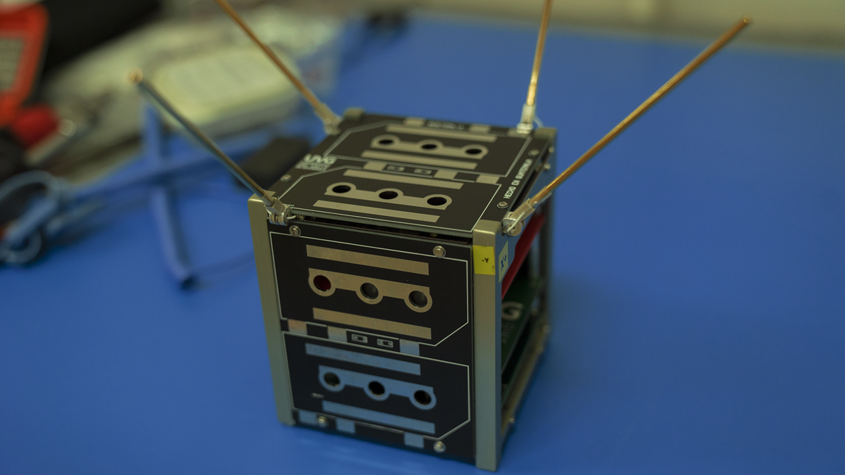 Hace dos semanas, el CubeSat fue ensamblado con 70% de sus componentes; faltan las celdas solares y dos placas electrónicas. (Foto Prensa Libre, Luis López)