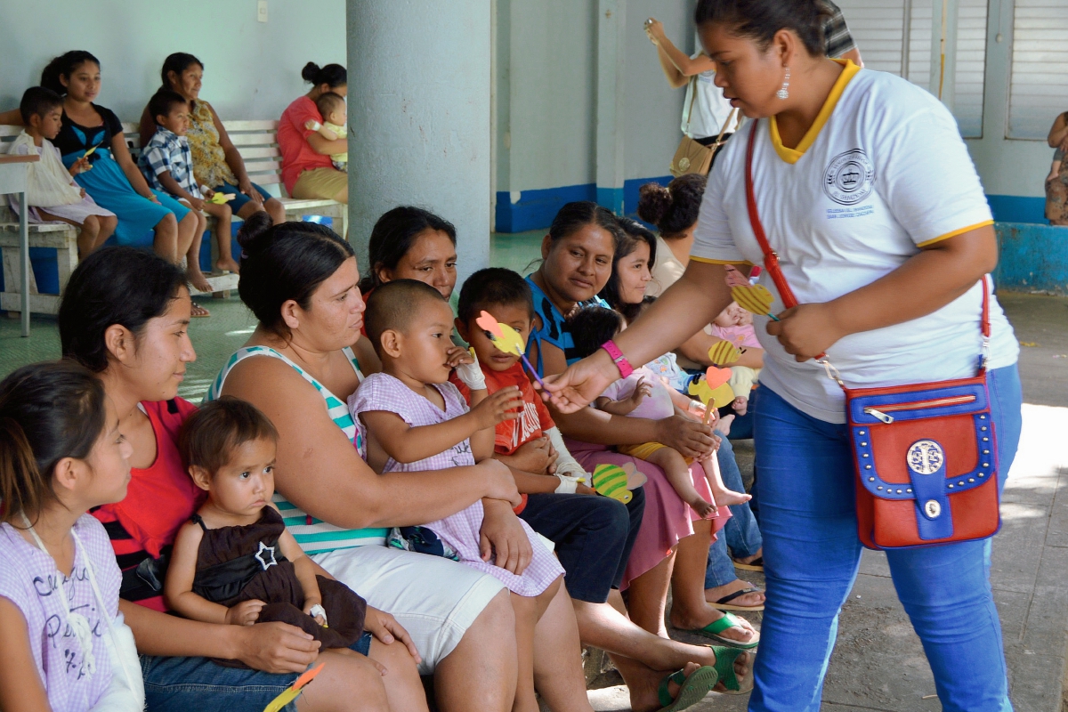 Jóvenes de iglesia  El Shaddai visitaron a niños enfermos del hospital de Zacapa (Foto Prensa Libre: Víctor Gómez.