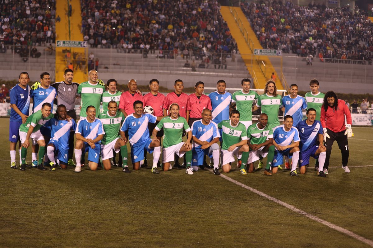 Los jugadores de ambos equipos posaron juntos para la fotografía oficial. (Foto Prensa Libre: Jorge Ovalle)