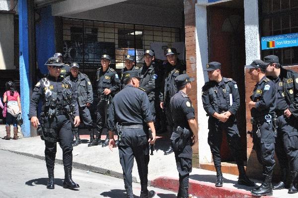 agentes de la Comisaría 42 se preparan en caso de emergencia.