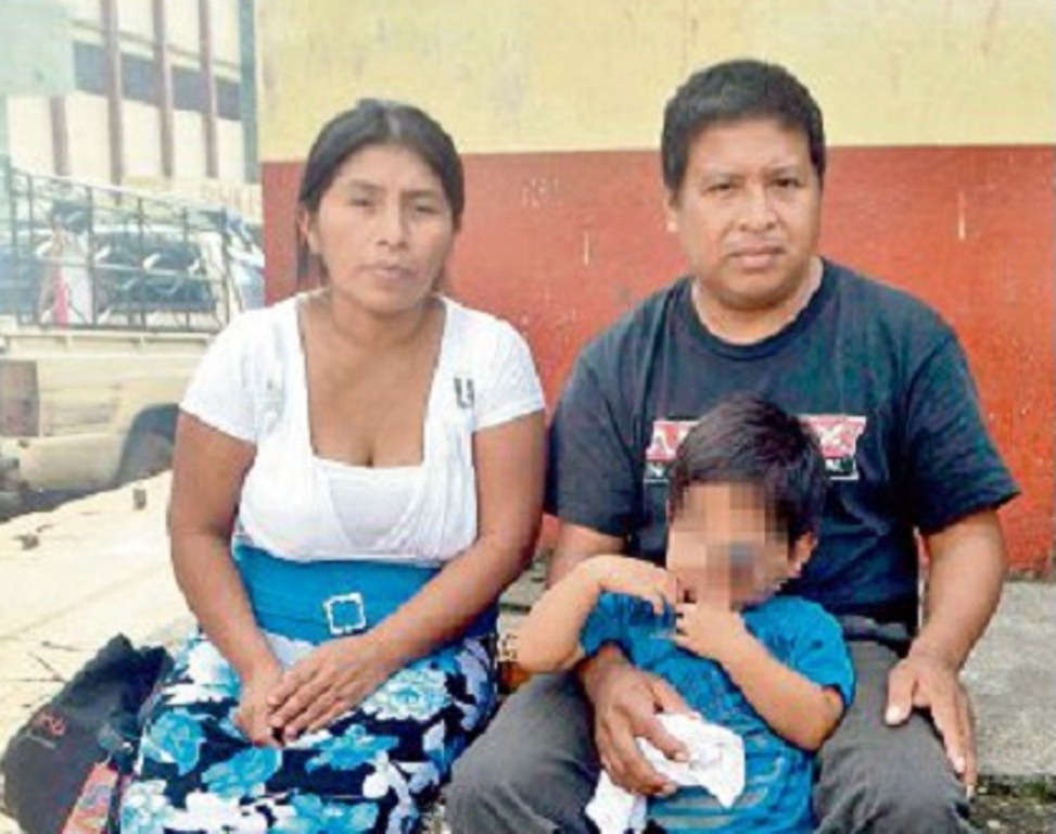 José Huinil y Gladys Ramírez, padres de Erwin Fernando, necesitan ayuda para curar a su hijo. (Foto Prensa Libre: Édgar Girón).