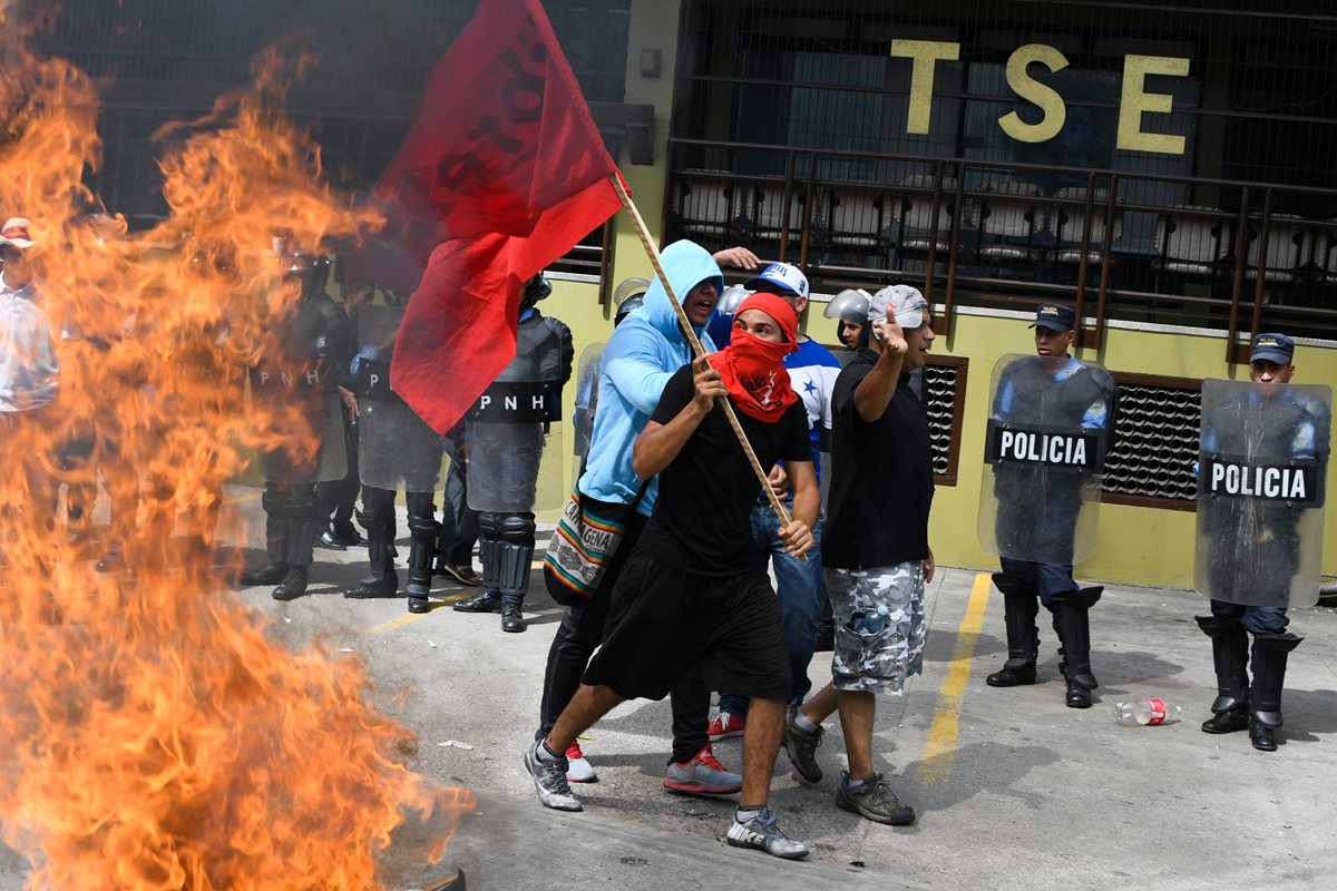 Simpatizantes de la oposición exigen resultados frente al TSE hondureño. (Foto Prensa Libre: AFP)
