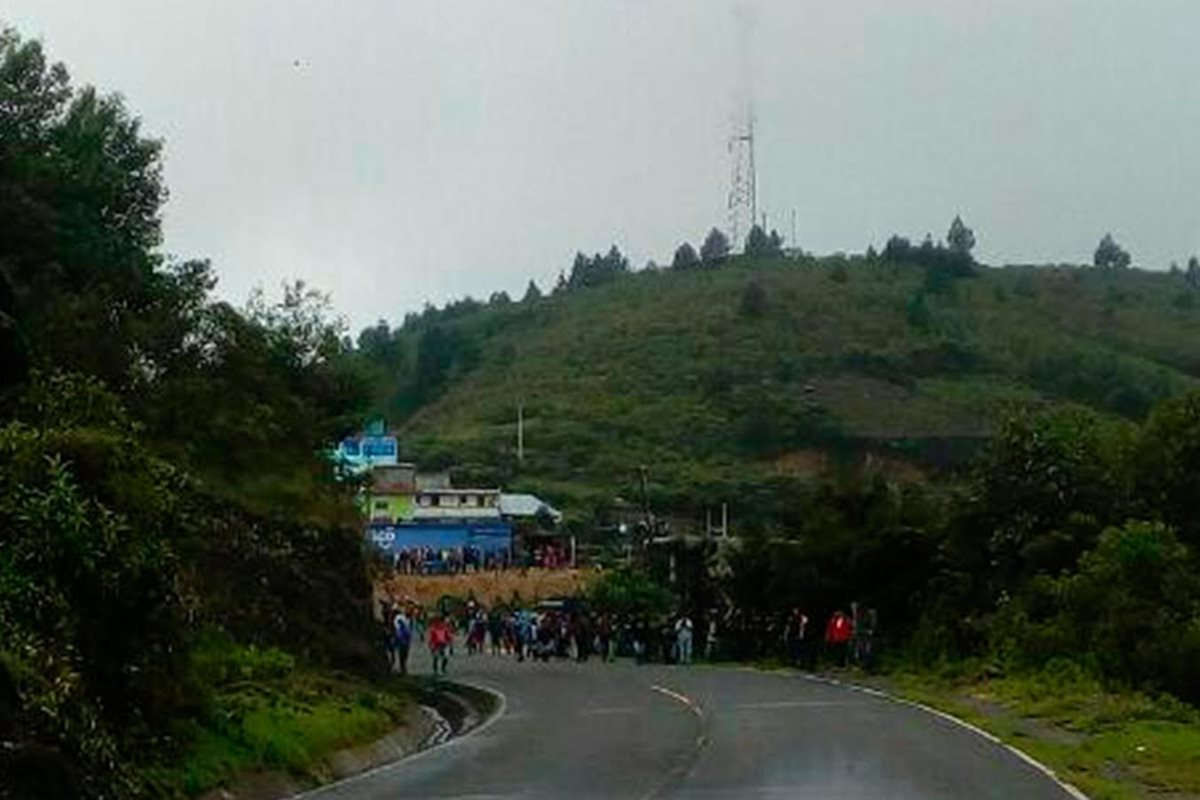 Pobladores bloquearon el paso hacia Sibinal y Tacaná. (Foto Prensa Libre: Whitmer Barrera)