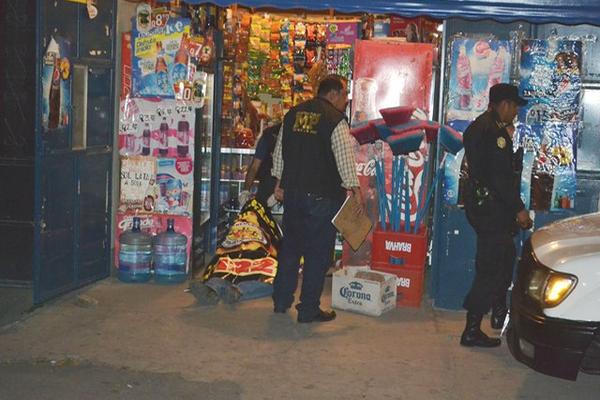 El doble crimen se cometió la noche del sábado en una tienda de Guastatoya. (Foto Prensa Libre: Hugo Oliva)<br _mce_bogus="1"/>