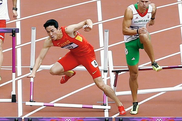 El chino Liu Xiang se hizo famoso al ganar la medalla de oro en los Juegos Olímpicos de Atenas 2004. (Foto Prensa Libre: AP)