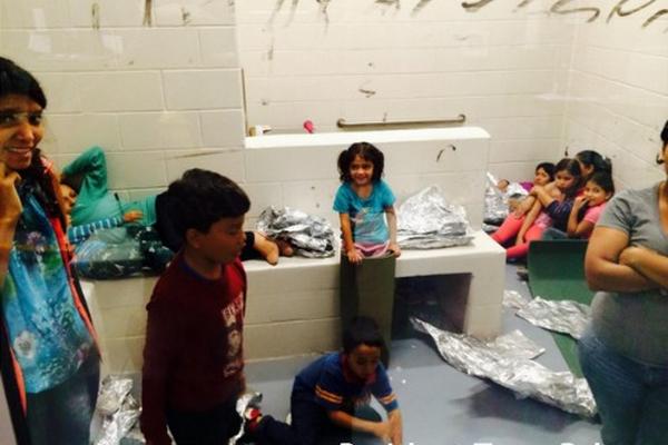 Las imágenes reveladas esta semana por el diario Breitbart Texas muestran a varios migrantes en condiciones inhumanas y hacinados; niños y adultos, entre los cuales hay guatemaltecos. (Foto Prensa Libre: con permiso de Breitbart Texas).