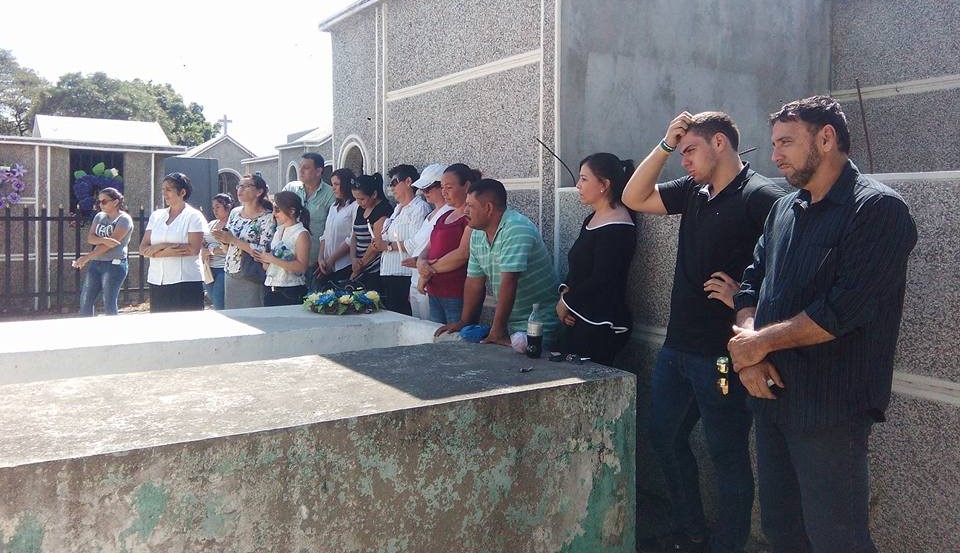 Grupo de personas permanece frente a la morgue para recordar a las dos víctimas. (Foto Prensa Libre: Mario Morales).