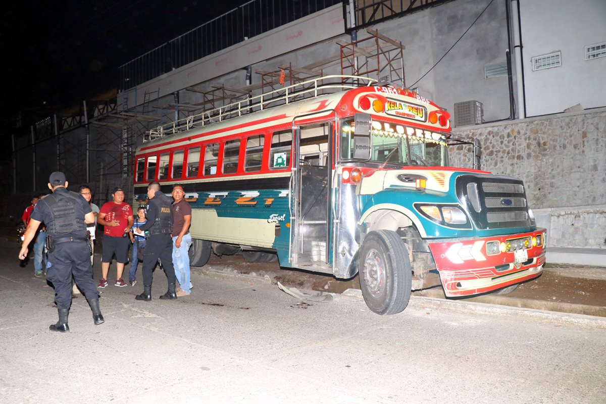 Autobús que conducía Narciso Palala Ochoa, 45, cuando fue atacado a balazos. Foto Prensa Libre: Rolando Miranda.