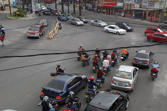En la intersección de los bulevares El Naranjo y San Nicolás, zona 4 de Mixco, circulan uno 10 mil vehículos al día, según el vocero de la comuna mixqueña. (Foto Prensa Libre: Paulo Raquec)
