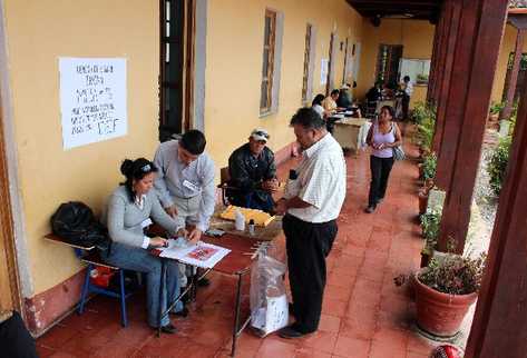 Pobladores de  Jalapa se acercan a las mesas para emitir su voto sobre la explotación minera.