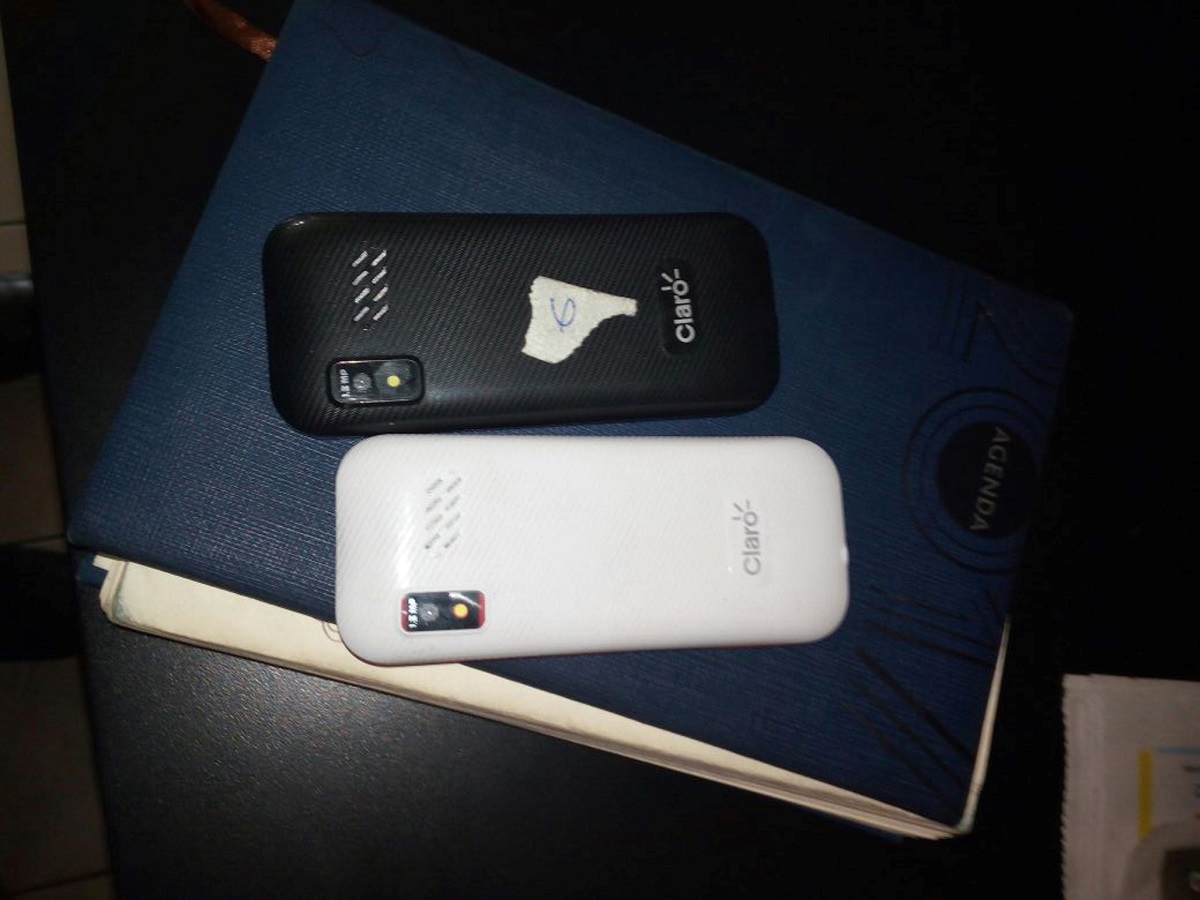 Teléfonos celulares fueron encontrados dentro de la vivienda, los cuales eran entregados para cometer ilícitos. (Foto Prensa Libre: Eduardo Sam)