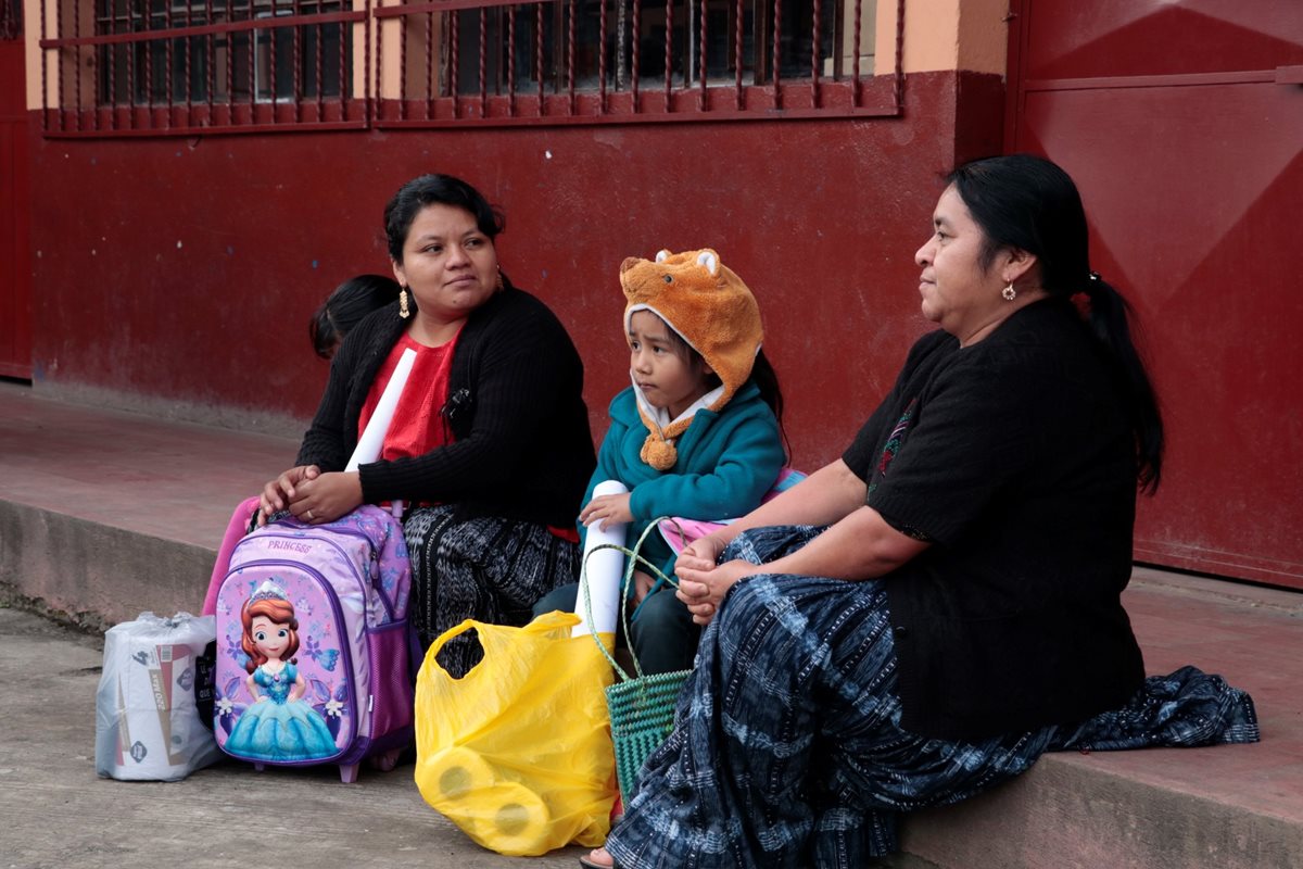 El frío acompañó a los estudiantes en Alta Verapaz en el primer día de clases. (Foto Prensa Libre: Eduardo Sam)
