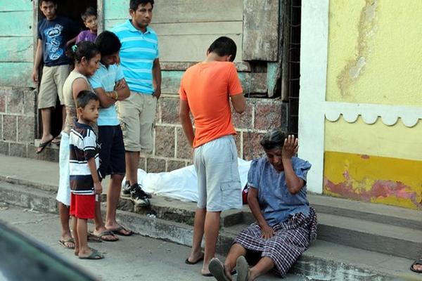 Familiares lloran en el lugar donde fue arrollada María Elena Reinoso Rodríguez, en San Sebastián, Retalhuleu. (Foto Prensa Libre: Rolando Miranda)