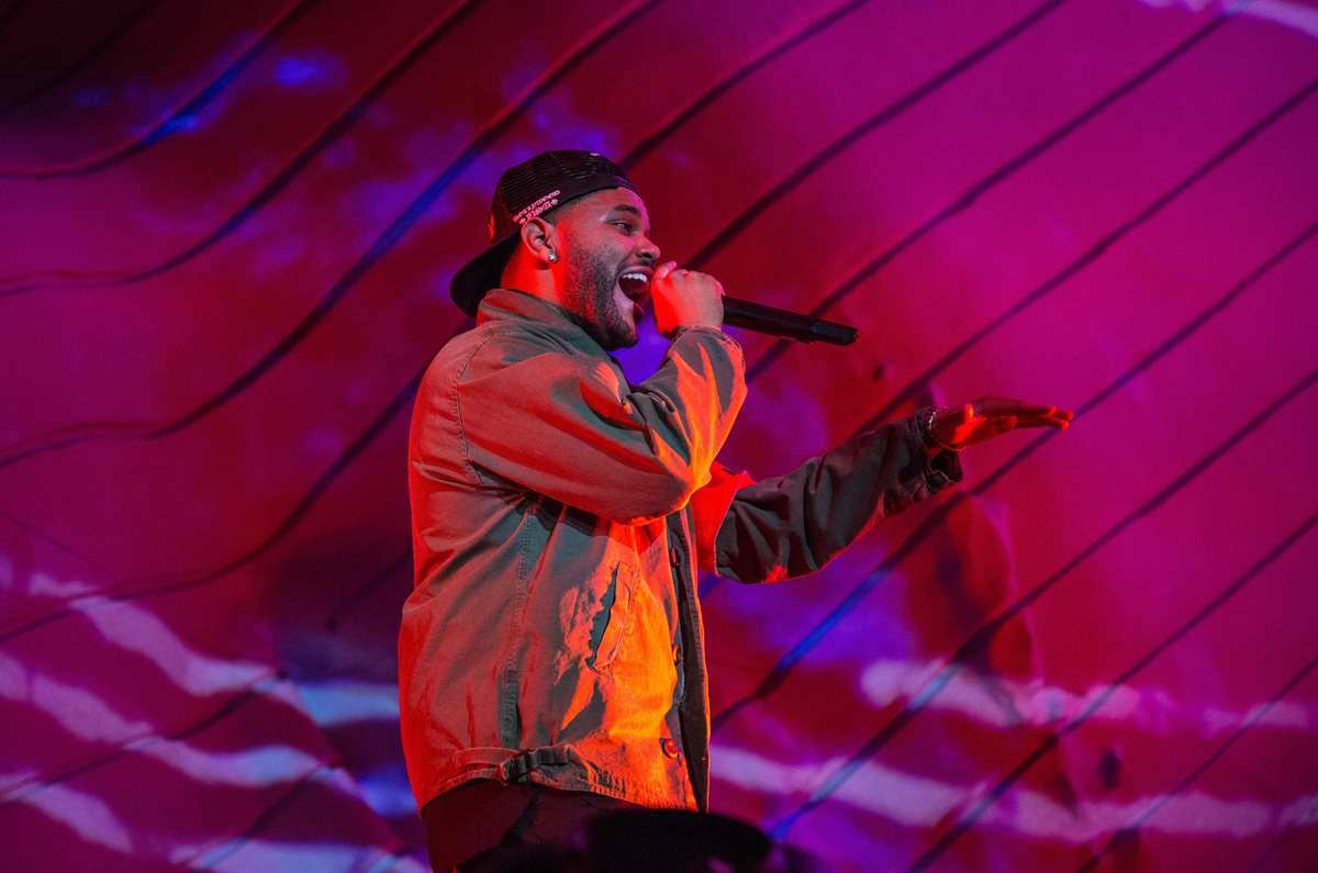 Un emotivo The Weeknd llora por Selena Gómez en festival de Coachella
