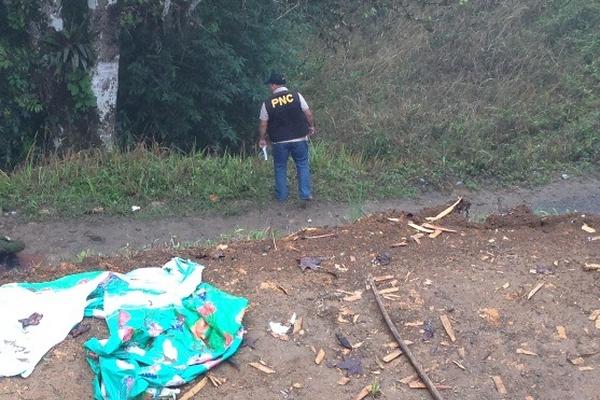Investigador inspecciona el lugar donde fueron encontrados los dos cadáveres, en Cobán. (Foto Prensa Libre: Eduardo Sam)<br _mce_bogus="1"/>