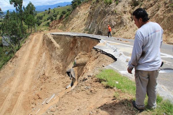 Socavamiento en ruta interrumpe paso entre Huehuetenango y Quiché. (Foto Prensa Libre: Mike Castillo)<br _mce_bogus="1"/>