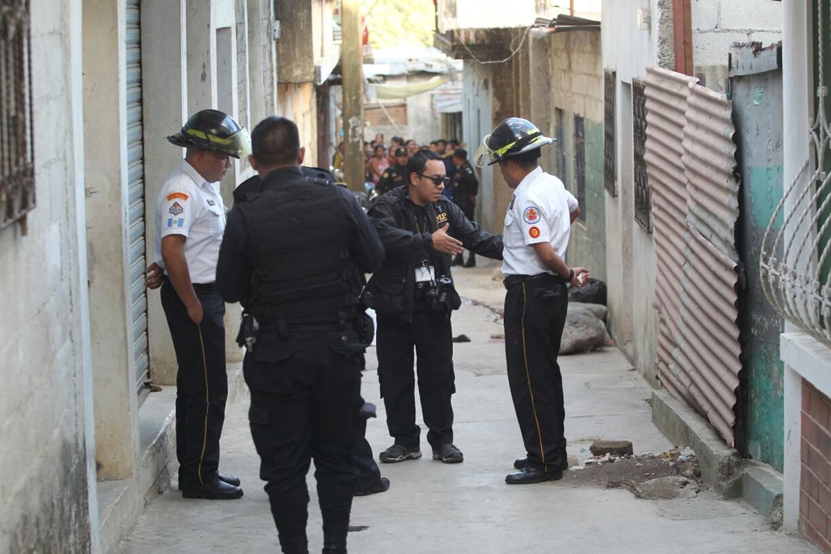 Fiscales y agentes de la PNC recaban indicios en el lugar donde se produjo el ataque armado en Los Cerritos. (Foto Prensa Libre: Érick Ávila)