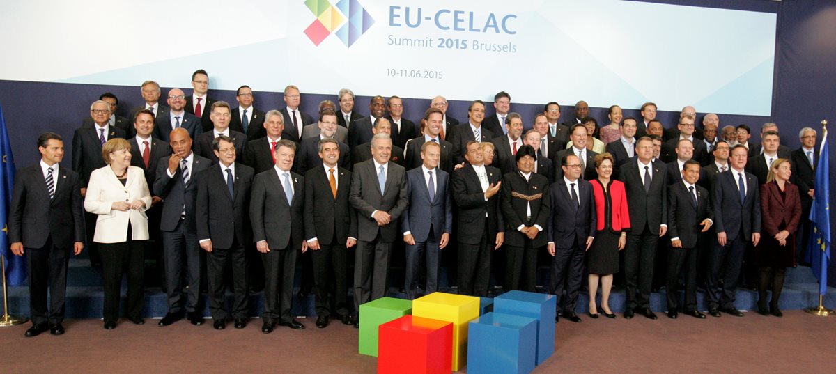 Líderes y jefes de Estado de 61 países participan en la cumbre de la UE-Celac, en Bruselas, Bélgica. (Foto Prensa Libre: AP).