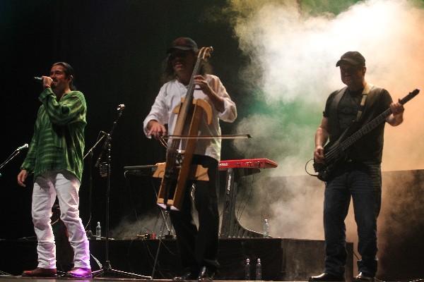 La respuesta del público en los más recientes conciertos de  Alux Nahual motivó a los músicos para  componer y grabar nuevos temas llenos de mensaje. (Foto Prensa Libre: Keneth Cruz)