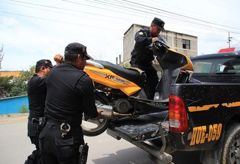 Según las  autoridades, en la cabecera de Huehuetenango operan al menos  seis bandas. En la fotografía, decomiso de motos robadas en un cateo  reciente. (Foto Prensa Libre: Mike Castillo)