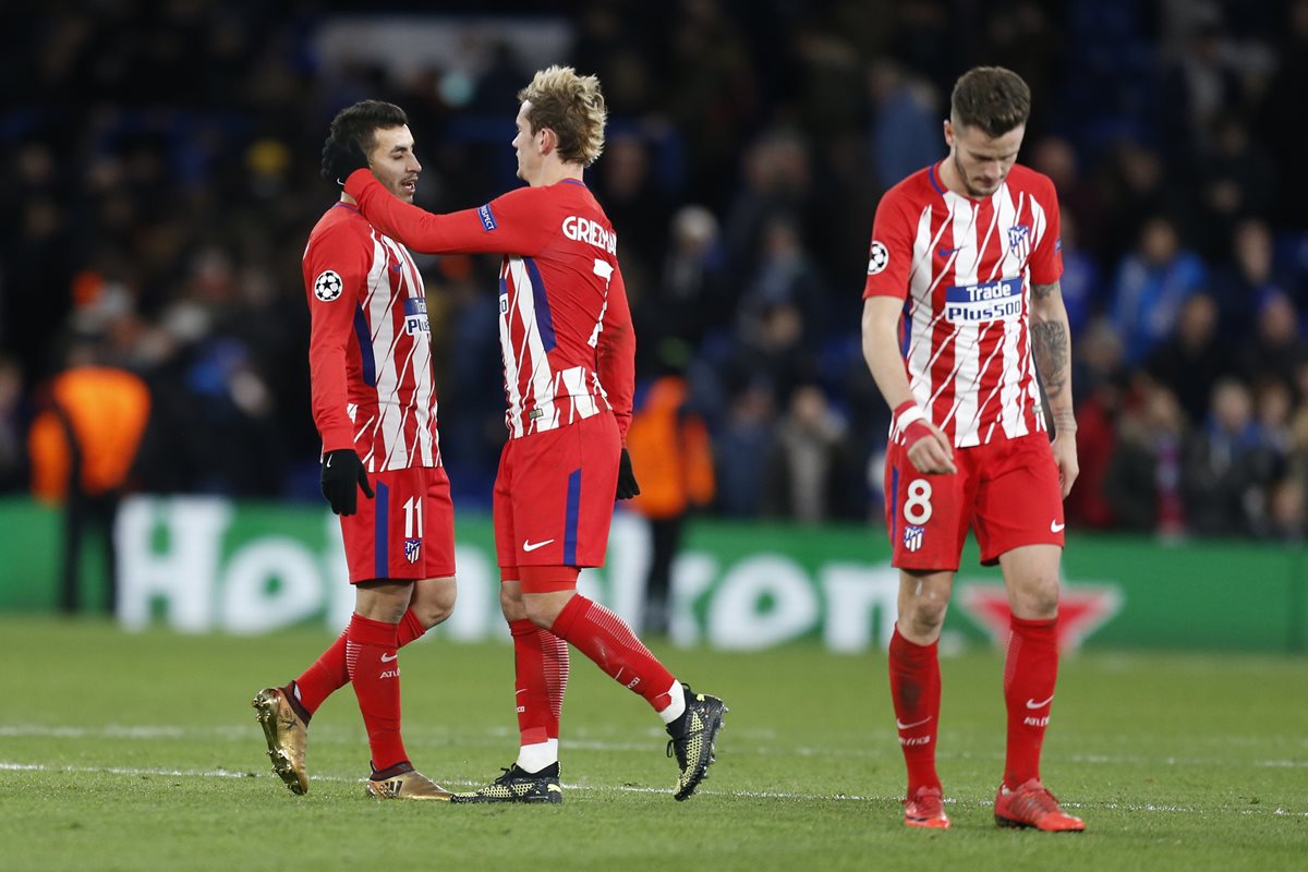 Los jugadores del Atlético de Madrid salen cabizbajos después de ser eliminados de la Champions League. (Foto Prensa Libre: AFP)