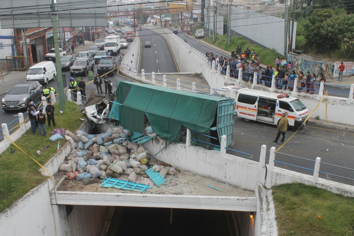 Un camión que transportaba papas chocó contra las barras de contención de un puente que une a San Cristóbal con la ruta Interamericana. (Foto Prensa Libre: cortesía)