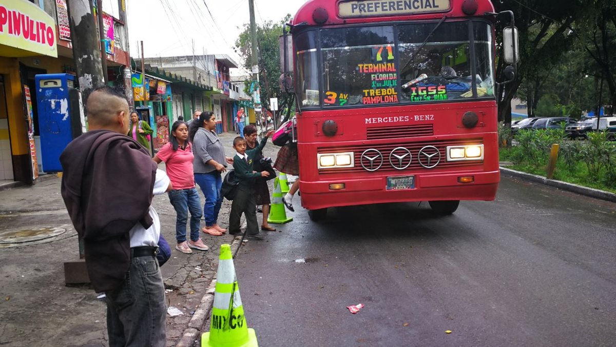 Decenas de usuarios son afectados por paro de buses. (Foto Prensa Libre: Estuardo Paredes)