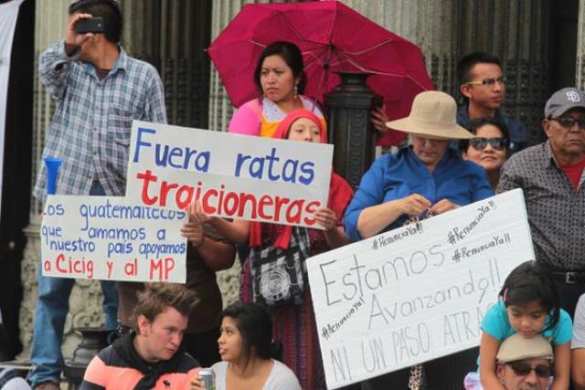 Los manifestantes enviaron mensajes de apoyo al MP y la Cicig. (Foto Prensa Libre: Álvaro Interiano)