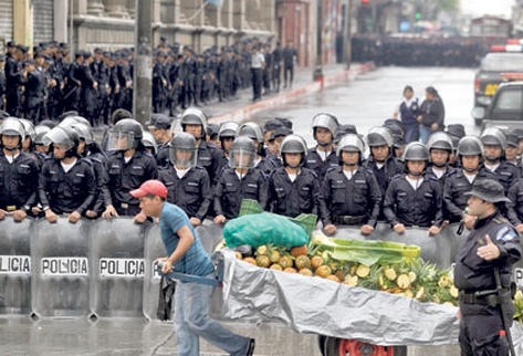 Agentes y estudiantes de la PNC custodian el Congreso, para evitar que manifestantes interrumpan el ingreso de los diputados, como ocurrió el martes.