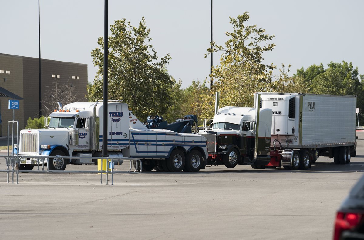 Camión donde se transportaban los inmigrante en San Antonio, Texas. (Foto Prensa Libre: EFE).
