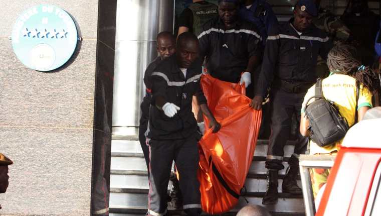 Un cadáver es retirado del hotel por las autoridades. (Foto Prensa Libre: AP).