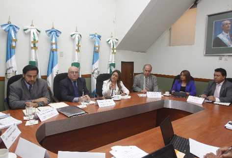 Integrantes del  Directorio del Renap, Julio Alvarado, Rolando  Sandoval, Sara Spennemann —asesora— y Amílcar Pantaleón, durante la reunión.