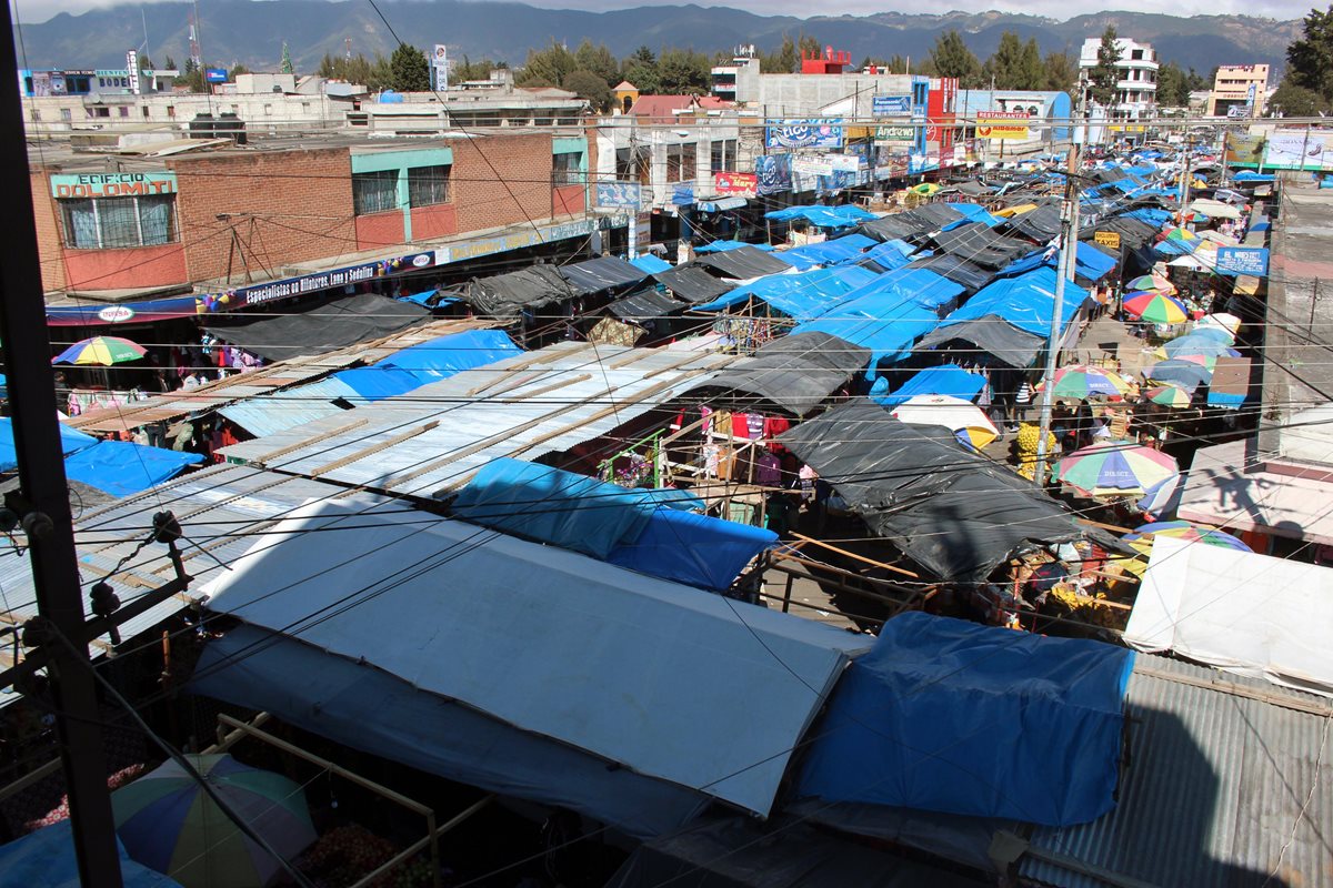 El techo del mercado Las Flores, en la zona 1 de la Ciudad de Quetzaltenango, tiene daños que la comuna pretende solucionar el próximo año. (Foto Prensa Libre: María José Longo)