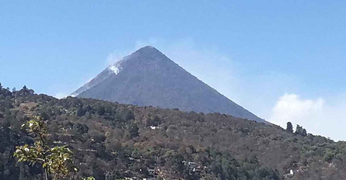 Desde la ciudad de Quetzaltenango aún se observa humo en el volcán Santa María. (Foto Prensa Libre: Fred Rivera).