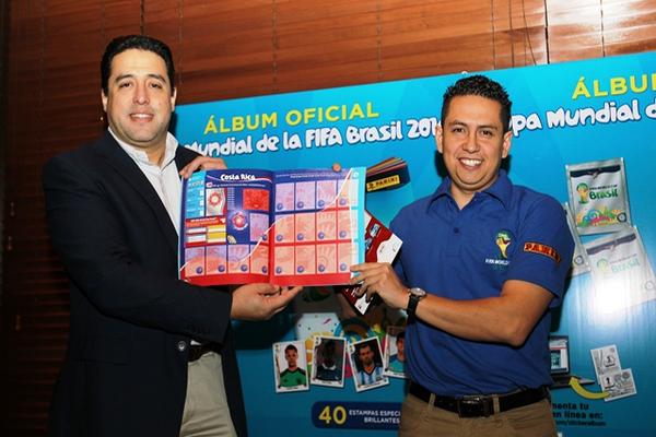 Roberto Weissenberg, de Sony, y Robinson Ortiz, vocero Panini Guatemala. (Foto Prensa Libre: Óscar Felipe)