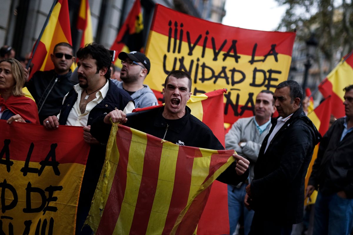 Grupo de manifestantes rechaza el referendo de Cataluña en Barcelona.(AFP).