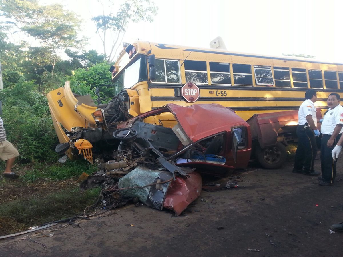 Picop queda destruido luego de accidente en km 204 de la ruta de Retalhuleu a Champerico. (Foto Prensa Libre: Rolando Miranda)