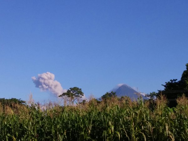 Una columna de humo se divisa en Quetzaltenango, por actividad del volcán Santiaguito. (Foto Prensa Libre: Twitter @33ronnies)