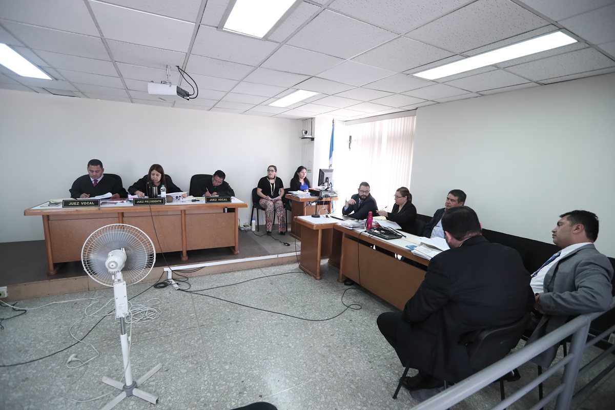 El Tribunal Noveno de Sentencia durante el juicio. (Foto Prensa Libre: Juan Diego González).